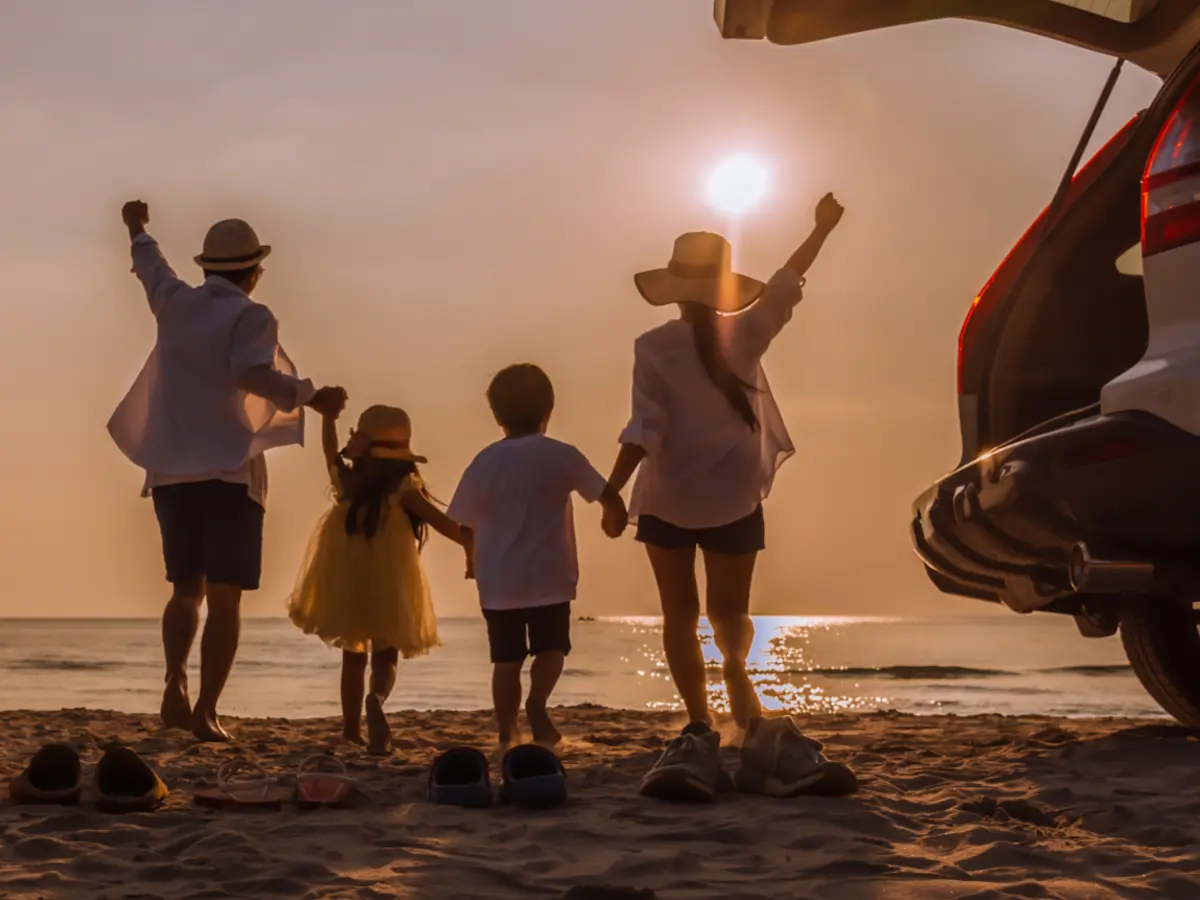 Familia disfrutando libertad y tiempo juntos