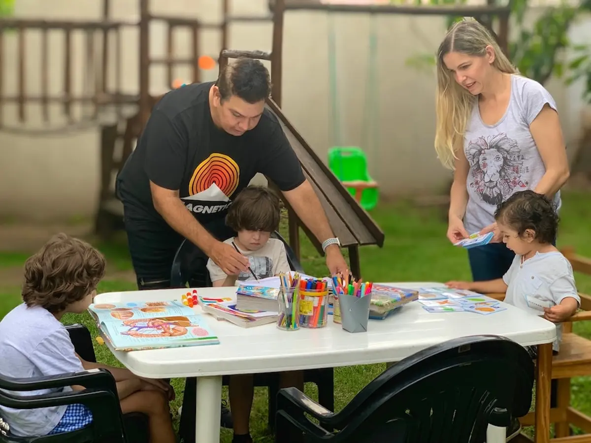 Familia haciendo homeschooling